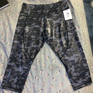 Zyia Metallic Black Camo Capri